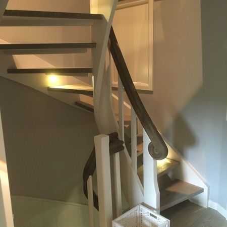 Weiße Holztreppe mit grauem Handlauf