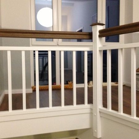 Weiße Holztreppe mit braunem Handlauf