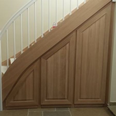 Holztreppe mit Schränken
