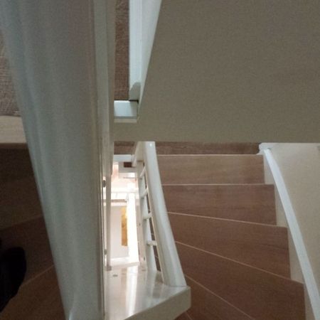 Holztreppe mit weißem Geländer