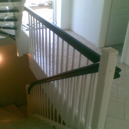 Weiße Holztreppe mit grauem Handlauf