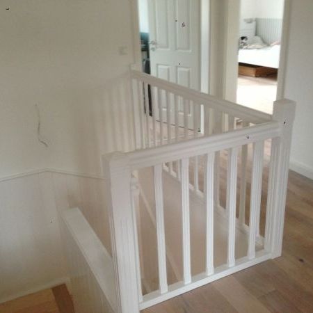 Weiße Holztreppe