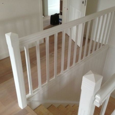 Weiße Holztreppe