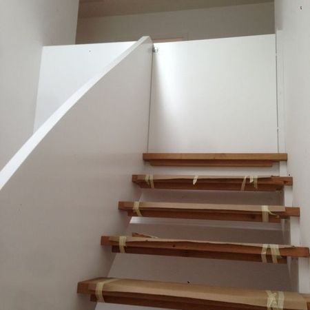 Holztreppe mit geschlossenem Geländer in weiß